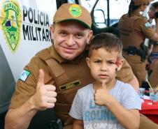 PM promove ação de Natal e encanta veranistas com entrega de doces e pintura de rosto em Guaratuba (PR), no Litoral do estado