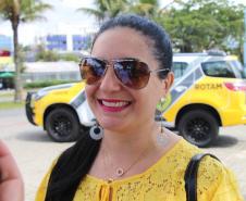 PM promove ação de Natal e encanta veranistas com entrega de doces e pintura de rosto em Guaratuba (PR), no Litoral do estado