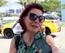 PM promove ação de Natal e encanta veranistas com entrega de doces e pintura de rosto em Guaratuba (PR), no Litoral do estado