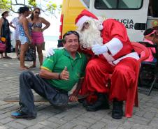 PM promove ação de Natal e encanta veranistas com entrega de doces e pintura de rosto em Guaratuba (PR), no Litoral do estado