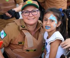 PM promove ação de Natal e encanta veranistas com entrega de doces e pintura de rosto em Guaratuba (PR), no Litoral do estado
