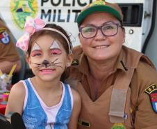 PM promove ação de Natal e encanta veranistas com entrega de doces e pintura de rosto em Guaratuba (PR), no Litoral do estado