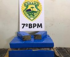 PM apreende 150 quilos de maconha após veículo colidir em Cruzeiro do Oeste (PR)