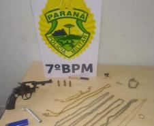 PM apreende produtos eletrônicos contrabandeados, uma arma de fogo e prende homem que furtava objetos de loja, no Noroeste do estado