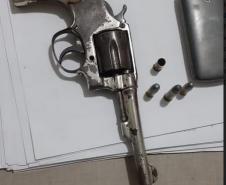 PM prende duas pessoas, recupera caminhonete roubada e apreende uma arma em Campina da Lagoa, no Centro-oeste do estado