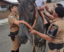 Instituição beneficente de Ponta Grossa (PR), a APACD, recebe visita da cavalaria do 1º Batalhão da PM