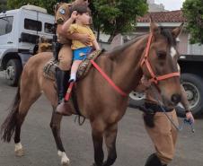 Instituição beneficente de Ponta Grossa (PR), a APACD, recebe visita da cavalaria do 1º Batalhão da PM