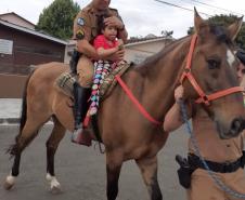 Instituição beneficente de Ponta Grossa (PR), a APACD, recebe visita da cavalaria do 1º Batalhão da PM