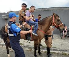 Instituição beneficente de Ponta Grossa (PR), a APACD, recebe visita da cavalaria do 1º Batalhão da PM