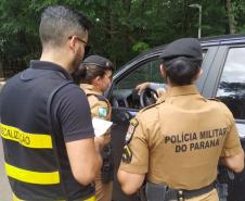 Bloqueio para orientar condutores e passageiros sobre regras e segurança no trânsito são feitas pela PM, em Cianorte (PR)