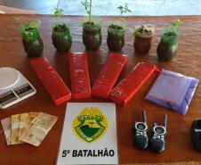 Após denúncia, policiais militares apreendem várias porções de cocaína, maconha e crack em Londrina (PR)