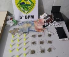 Após denúncia, policiais militares apreendem várias porções de cocaína, maconha e crack em Londrina (PR)