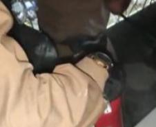 Equipe policial age rápido e cessa fogo que atingia apartamento durante a virada do ano em Matinhos (PR)