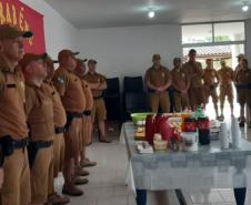 Policiais militares promovidos são homenageados durante solenidade em Pontal do Paraná (PR)