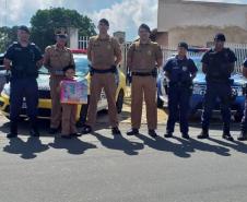 Policiais militares participam de festa de aniversário de admiradora da PM em Fazenda Rio Grande, na Região Metropolitana de Curitiba