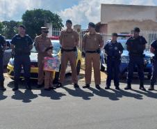 Policiais militares participam de festa de aniversário de admiradora da PM em Fazenda Rio Grande, na Região Metropolitana de Curitiba