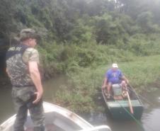 Em patrulhamento preventivo Polícia Ambiental apreende diversos apetrechos de pesca no Lago Itaipu, no Oeste do estado