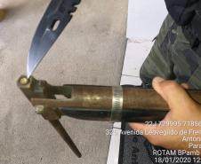 Polícia Ambiental prende homem e apreende ave silvestre e espingardas em Antonina (PR)