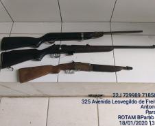 Polícia Ambiental prende homem e apreende ave silvestre e espingardas em Antonina (PR)