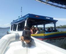 Mulher envolvida com tráfico de drogas é flagrada pela Patrulha Costeira em embarcação na Baía de Paranaguá