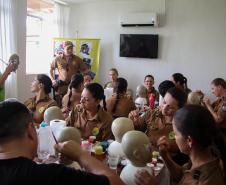 Policiais militares voluntários participam de oficina de pintura de rosto em Guaratuba