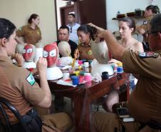 Policiais militares voluntários participam de oficina de pintura de rosto em Guaratuba