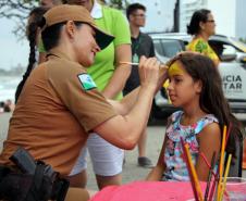 Policiais militares voluntários participam de oficina de pintura de rosto em Guaratuba