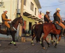 trio de policiamento montado