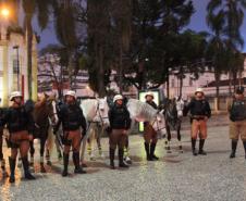 equipe de policiamento montado