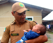 Família recebe visita de policiais militares que salvaram bebê de engasgo em Guaratuba (PR)