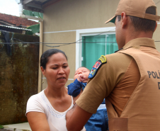 Família recebe visita de policiais militares que salvaram bebê de engasgo em Guaratuba (PR)