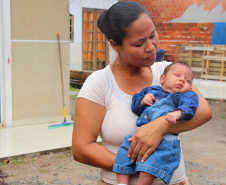 Família recebe visita de policiais militares que salvaram bebê de engasgo em Guaratuba (PR)