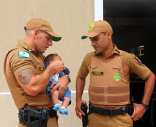 Família recebe visita de policiais militares que salvaram bebê de engasgo em Guaratuba (PR)