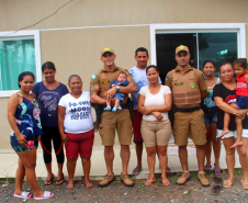 Família recebe visita de policiais militares que salvaram bebê de engasgo em Guaratuba (PR)