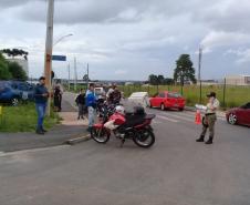 Em Fazenda Rio Grande, na RMC, PM e outros agentes de segurança desencadeiam a Operação Unindo Forças I e abordam mais de 100 pessoas