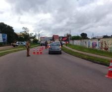 Em Fazenda Rio Grande, na RMC, PM e outros agentes de segurança desencadeiam a Operação Unindo Forças I e abordam mais de 100 pessoas