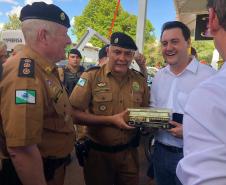 Governador do estado recebe homenagem do Comandante do 6º Batalhão durante o Show Rural em Cascavel