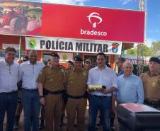 Governador do estado recebe homenagem do Comandante do 6º Batalhão durante o Show Rural em Cascavel