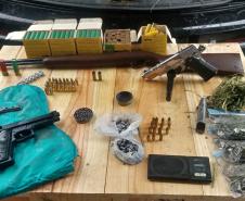 Armas e drogas são apreendidas pelo BOPE em Curitiba, capital do Paraná