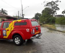 Corpo de Bombeiros monitora cidades do Litoral do estado após fortes chuvas atingirem a região