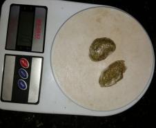 PM aborda ponto de venda de drogas e prende quatro pessoas em Jardim Alegre e Lunardelli, no Centro-Norte do estado