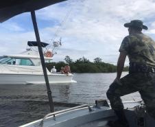 BPAmb-FV faz patrulhamento em Guaratuba (PR) e aborda 25 pessoas e cinco embarcações 