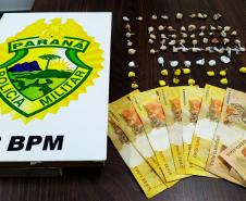 PM encaminha adolescente e apreende 71 porções de crack e cocaína em Matinhos (PR)