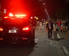 Matimbanda e desfiles de escolas de samba no Litoral levam 800 mil foliões para as ruas no segundo dia de Carnaval