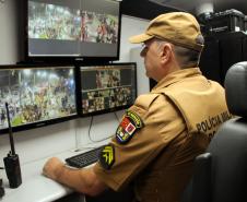 Matimbanda e desfiles de escolas de samba no Litoral levam 800 mil foliões para as ruas no segundo dia de Carnaval