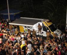 Matimbanda e desfiles de escolas de samba no Litoral levam 800 mil foliões para as ruas no segundo dia de Carnaval