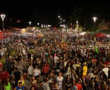Com reforço da PM, multidões curtem terceiro dia de Carnaval no Paraná com mais segurança e diversão