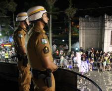 Matimbanda e desfiles de escolas de samba no Litoral levam 800 mil foliões para as ruas no segundo dia de Carnaval