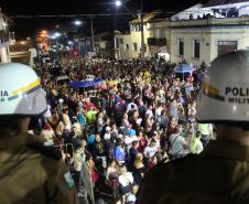 Matimbanda e desfiles de escolas de samba no Litoral levam 800 mil foliões para as ruas no segundo dia de Carnaval