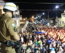 Matimbanda e desfiles de escolas de samba no Litoral levam 800 mil foliões para as ruas no segundo dia de Carnaval